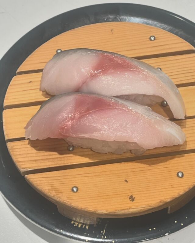 本日のおススメネタは週末限定で入荷している生さばです🐟🐟🐟
鮮度命のすし之助だからこそだせる逸品です👍
沼津港直送の地魚は久々にやがら入荷しています❗️
豊洲ではあまり出回らない高級魚ですよ😉
お立ち寄りの際はぜひお召し上がり下さい✨

#沼津すし之助 #沼津すし之助新百合ヶ丘#新百合ヶ丘 #百合ヶ丘#上麻生#麻生区#小田急線グルメ #小田急線沿線グルメ  #関東グルメ#神奈川グルメ#神奈川スポット#沼津港#駿河湾
 #沼津市 #お寿司 #玉いなり#金目鯛#深海魚#回転寿司